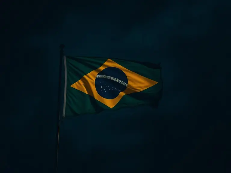 Bandeira do Brasil ao vento em fundo escuro